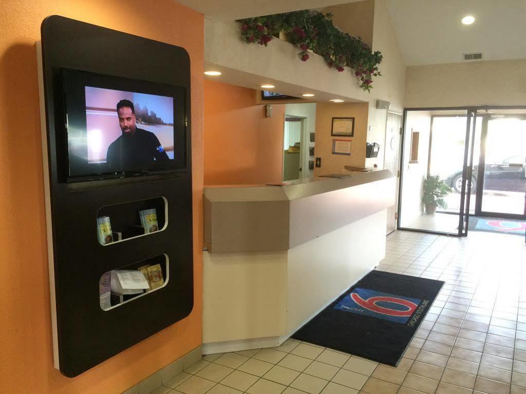 Motel 6-Harvey, Il Esterno foto