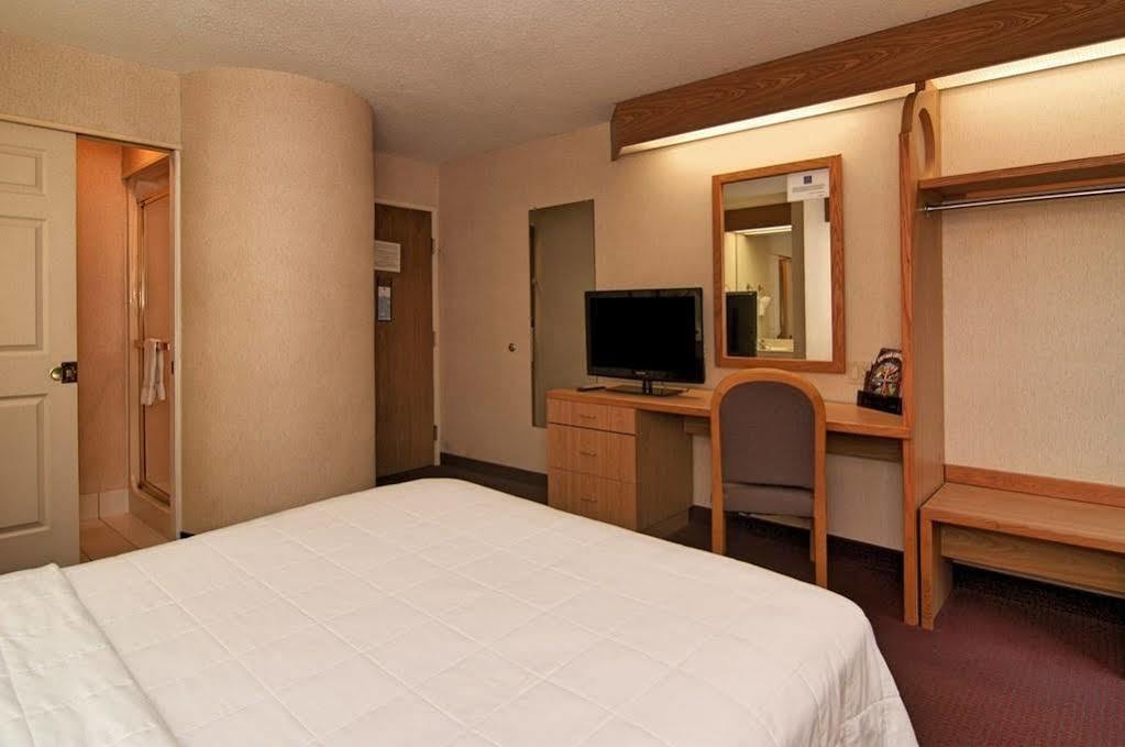 Motel 6-Harvey, Il Esterno foto